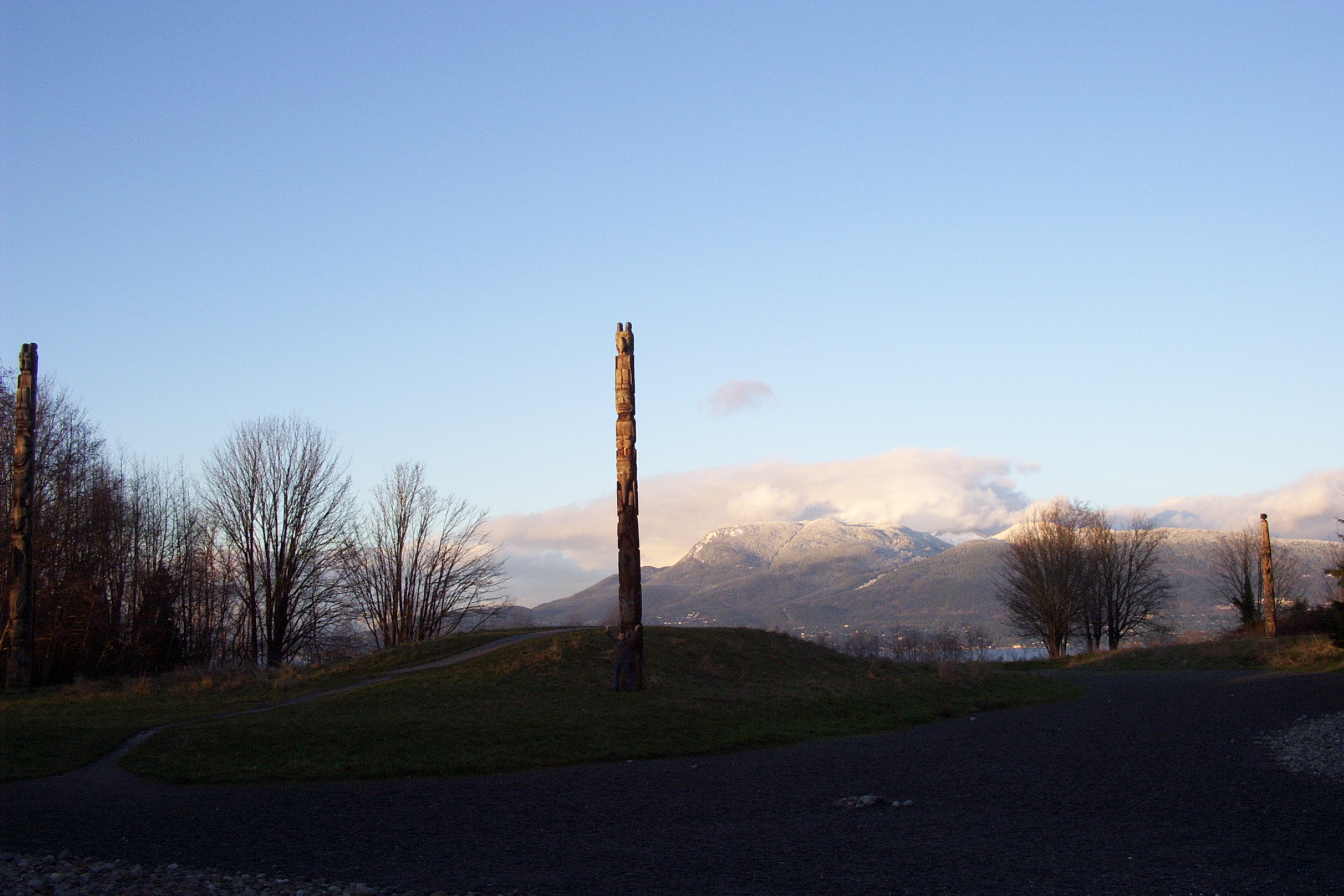 Totem-Pfahl mit Bergen im Hintergrund