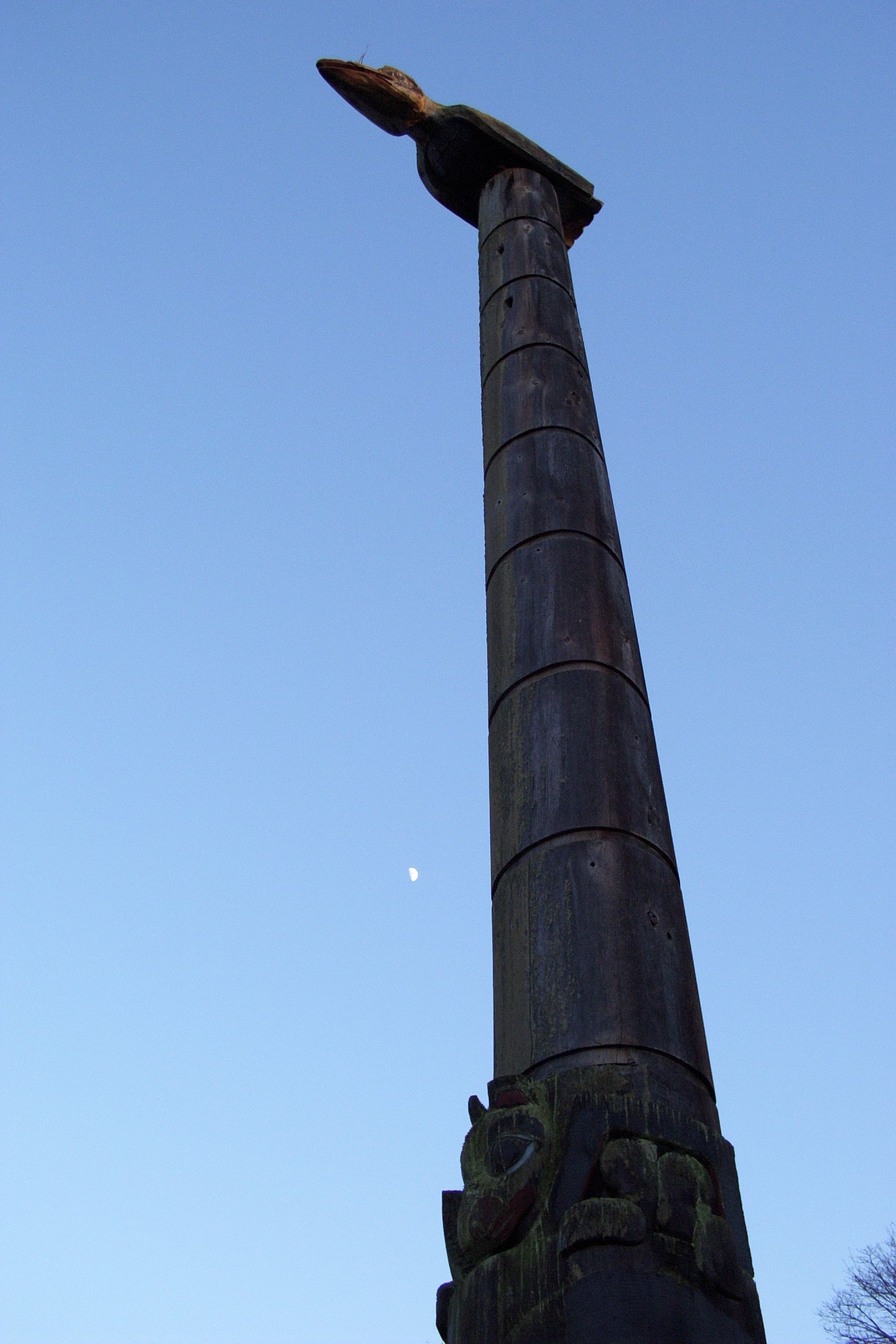 Totem-Pfahl mit Mond