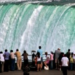 Menschen im Hintergrund die fallenden Wasser des Niagara Falls